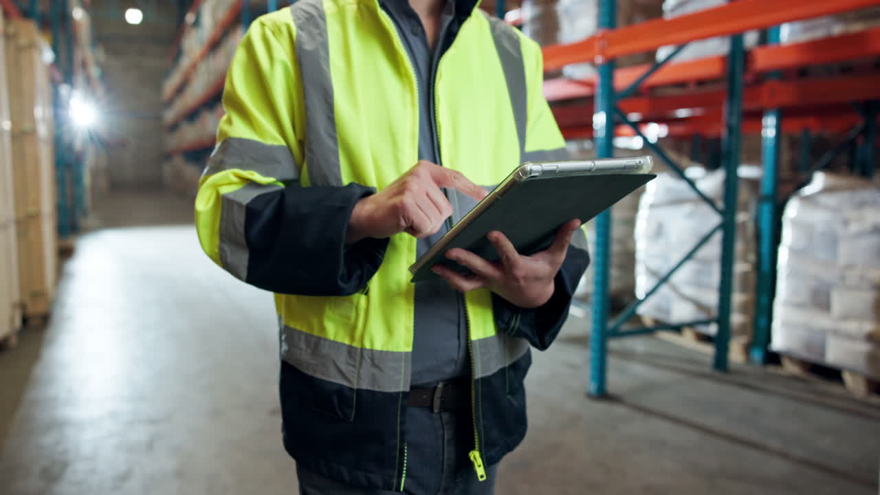 Operai di magazzino che usano un tablet