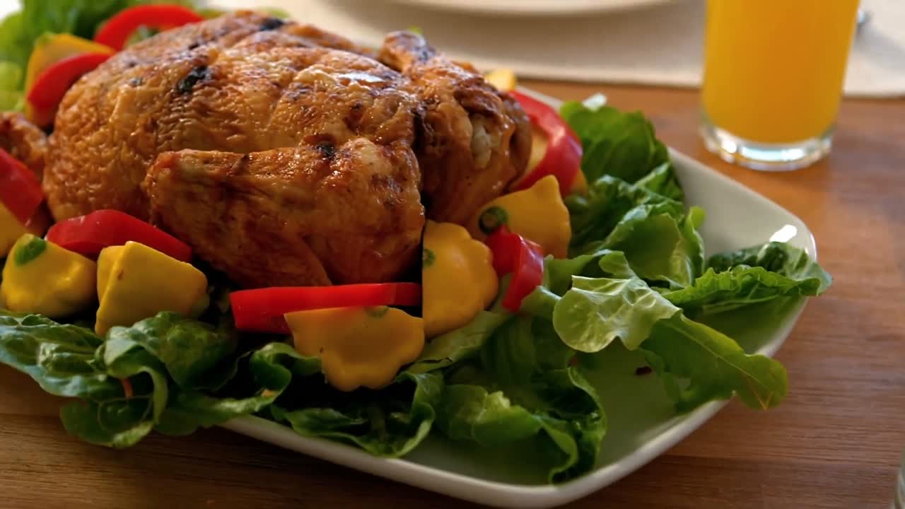 pollo asado y ensalada en la mesa