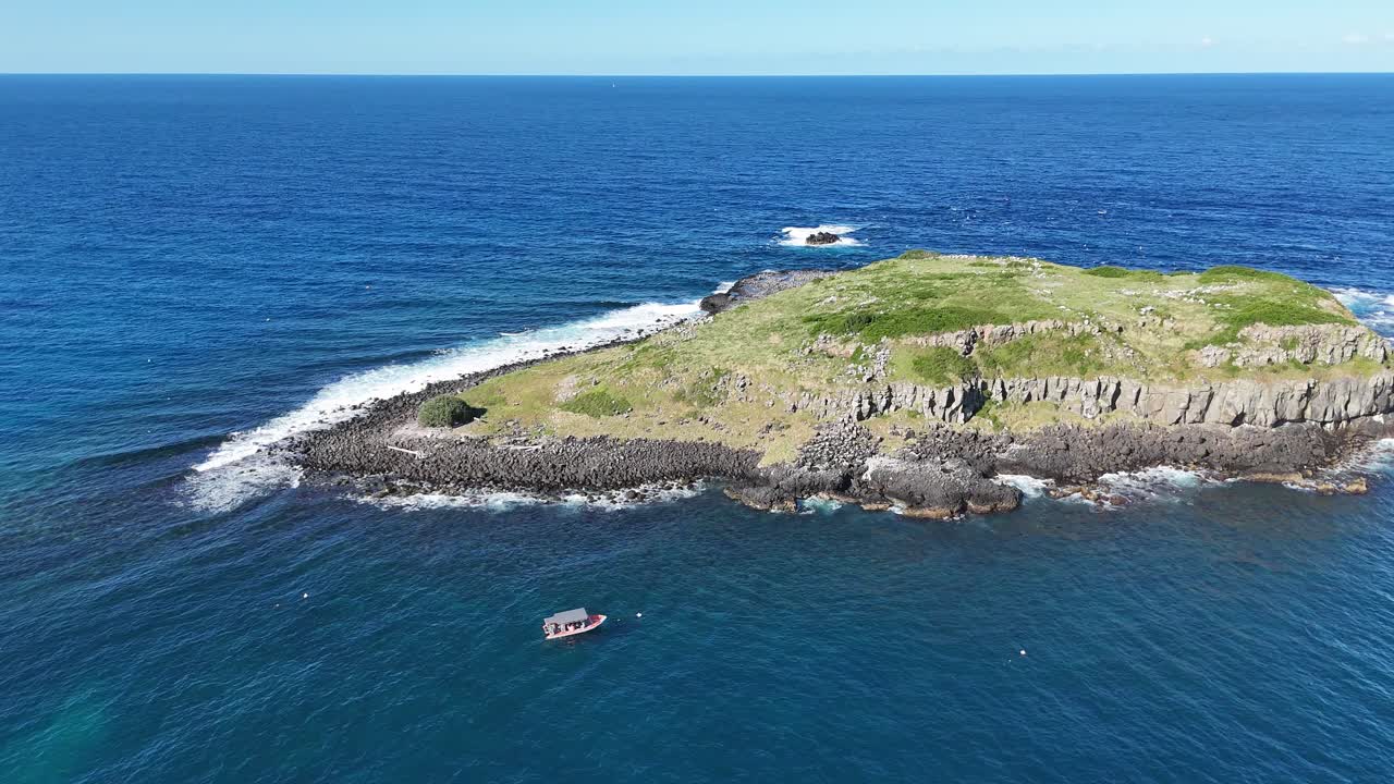 드론은 섬과 바다의 풍경을 촬영합니다.