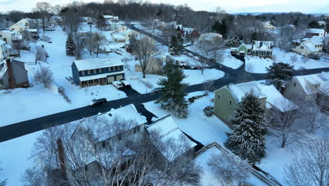 Vista-Aérea-Del-Patio-Trasero-De-La-Nieve-Del-Invierno