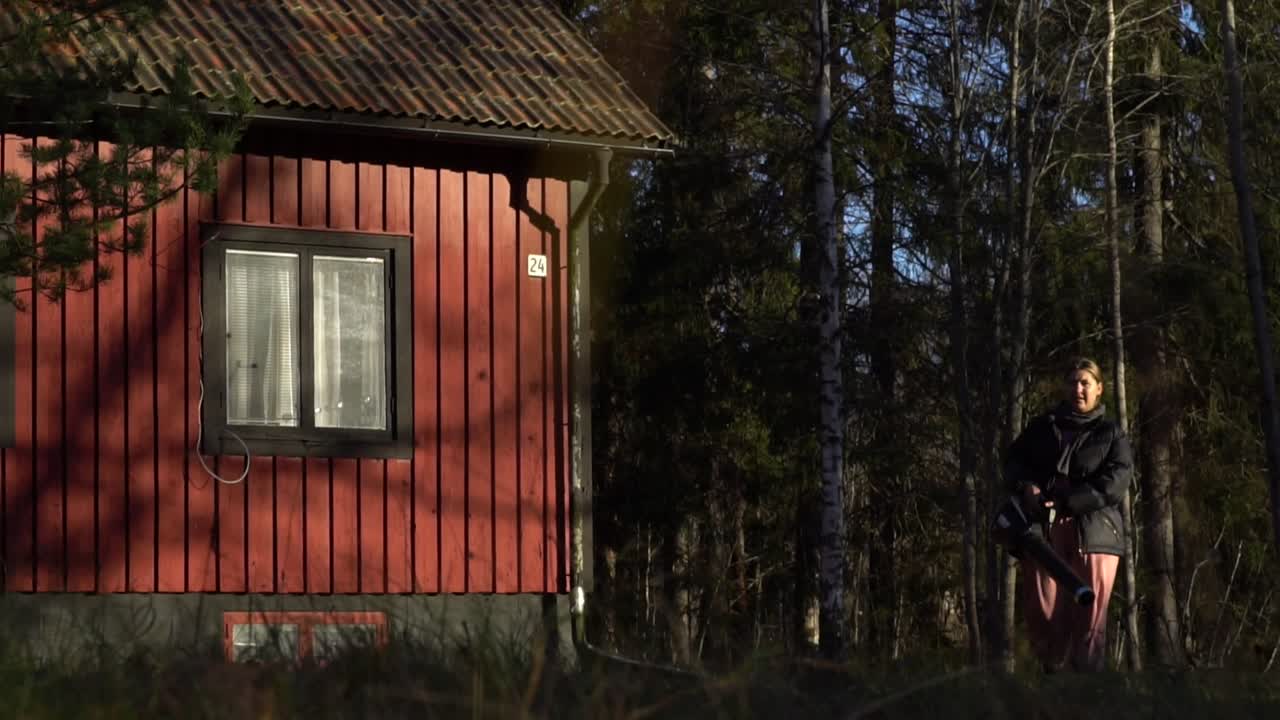 잎 송풍기를 사용하는 소녀