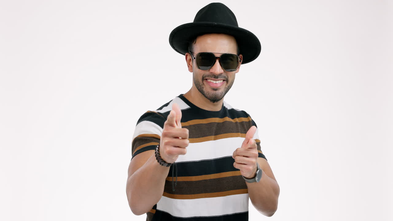 패션, 손가락 총과  ⁇  배경의 남자