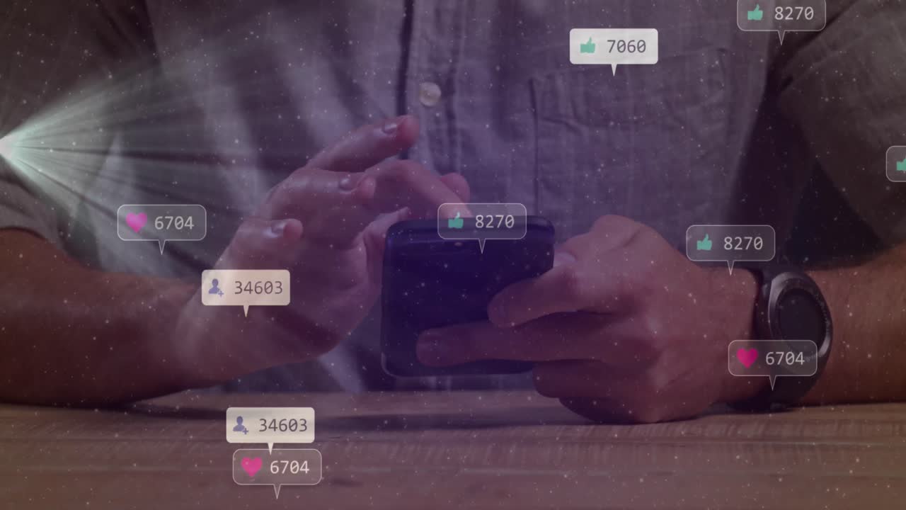 animación de iconos de redes sociales con números sobre un hombre caucásico que usa un teléfono inteligente