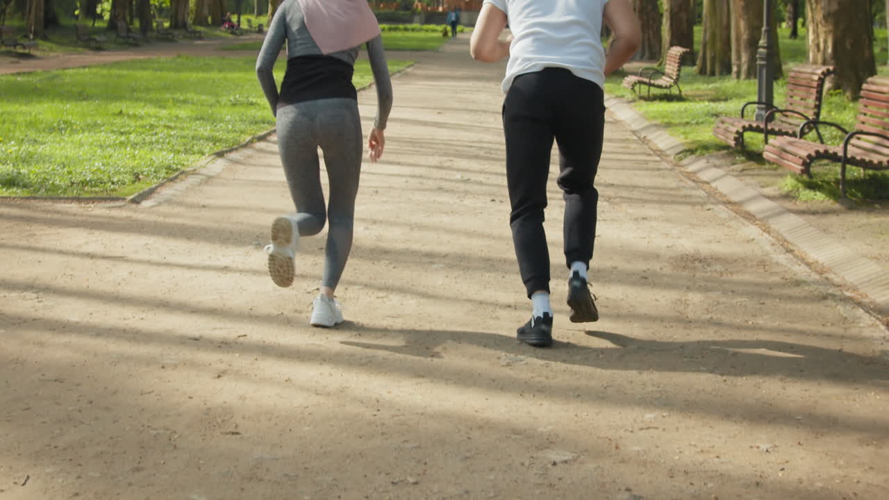 Una coppia che corre in un parco