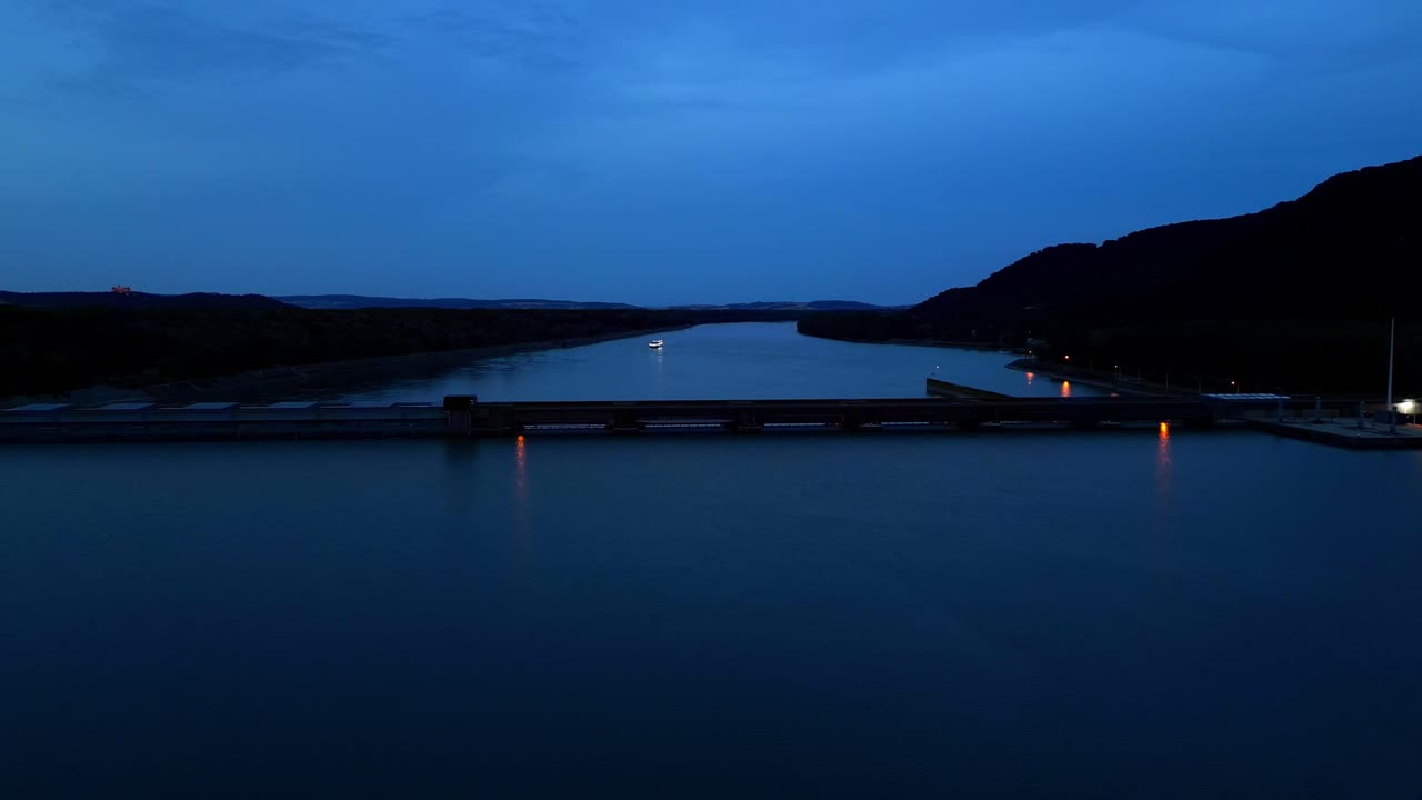 독일 헤센 주 그라이펜슈타인 에서 저녁 에 도나우 강 에 있는 수력 발전소 의 실루 ⁇