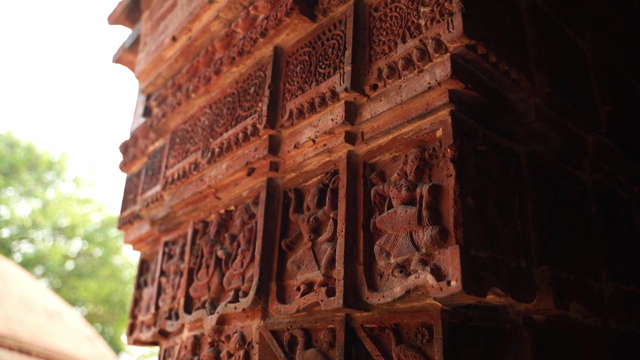 Kuil Madanmohan di Bishnupur adalah salah satu monumen arsitektur seni terakota. Hewan, Burung, Safir Hitam, 10 Avatar, dan kisah-kisah mitologi lainnya digambarkan dalam arsitektur.
