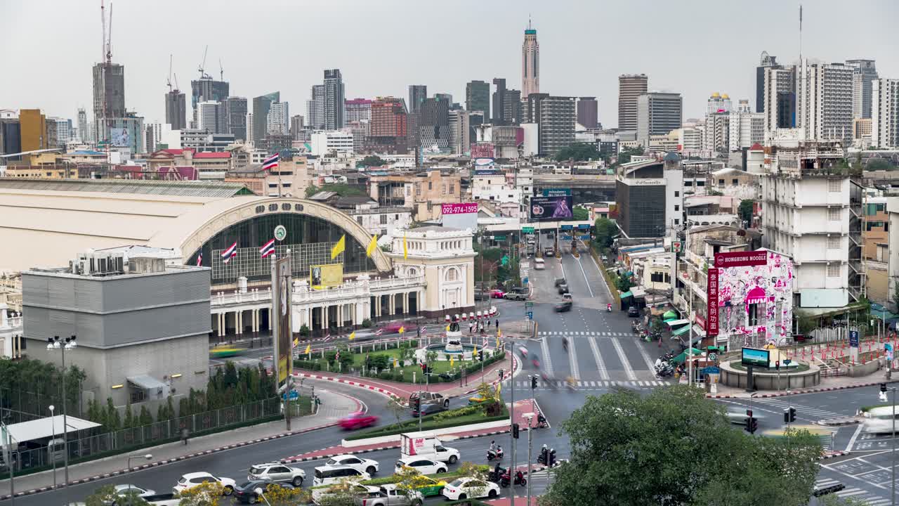 tráfico en la carretera de la ciudad con vistas a la estación de tren de hua lamphong y al horizonte de bangkok en tailandia