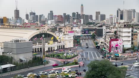 Tráfico-En-La-Carretera-De-La-Ciudad-Con-Vistas-A-La-Estación-De-Tren-De-Hua-Lamphong-Y-Al-Horizonte-De-Bangkok-En-Tailandia