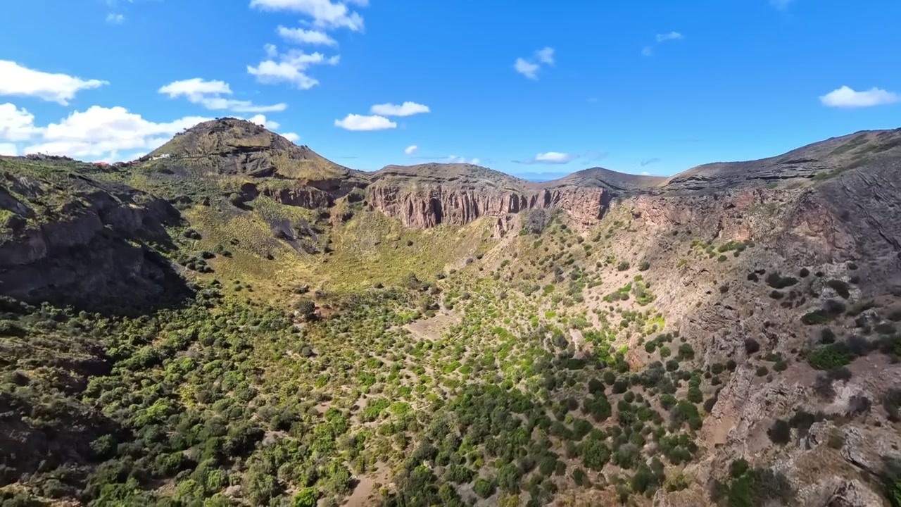 Drone che vola lungo il bordo della caldera di Bandama, rivelando lentamente la vista panoramica del vulcano.