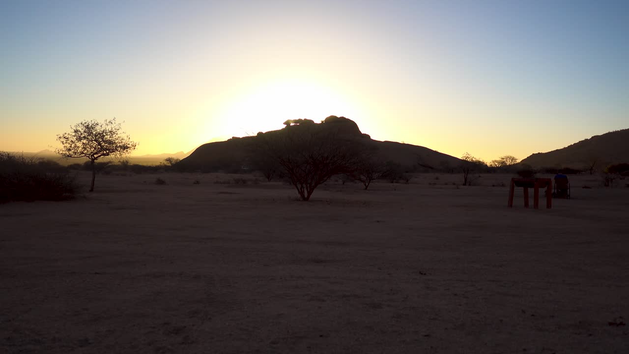 timelapse de la puesta de sol en spitzkoppe, namibia. la gente pasa