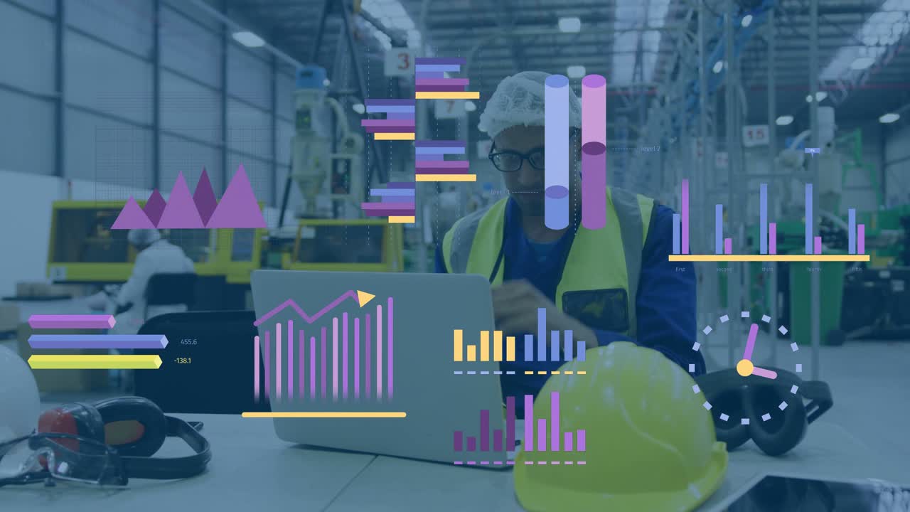 Video vertical: Tecnología de planta usando radio e informando el estado mientras gráficos animados se superponen a un portátil