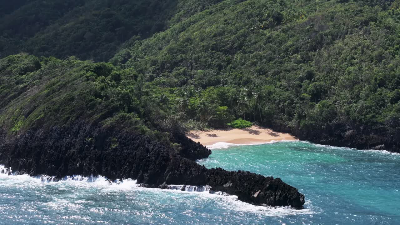las montañas de bosque exuberante en la playa tropical de playa onda samaná en la república dominicana
