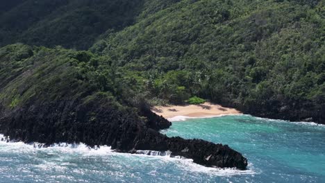 üppige-Waldberge-Am-Tropischen-Strand-Von-Playa-Onda-Samana-In-Der-Dominikanischen-Republik