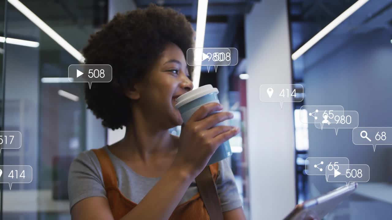 Donna che cammina in un corridoio sorseggiando un caffè e toccando un tablet mentre analizza i dati di marketing, con icone che si aggiornano