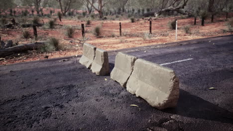 viejos bloques de barreras viales de hormigón oxidados