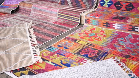 alfombras tradicionales de colores expuestas