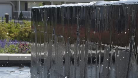 agua cayendo de la pared de una fuente al agua en cámara lenta de 120 fps