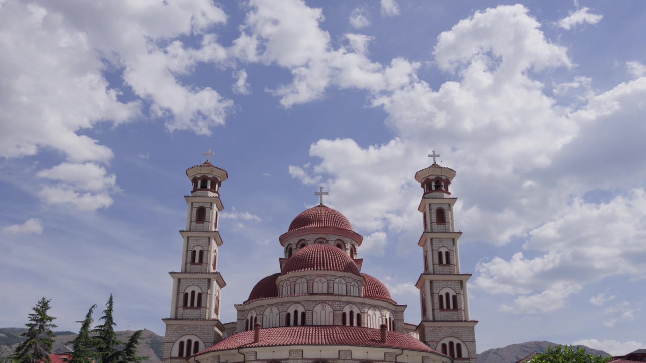 Cattedrale della Resurrezione di Cristo a Korçë, Albania, cupola rossa in stile neobizantino