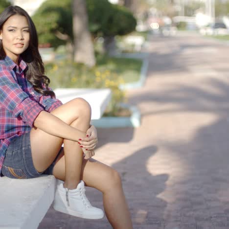 Mujer-Joven-Sentada-En-Un-Parque-De-Verano