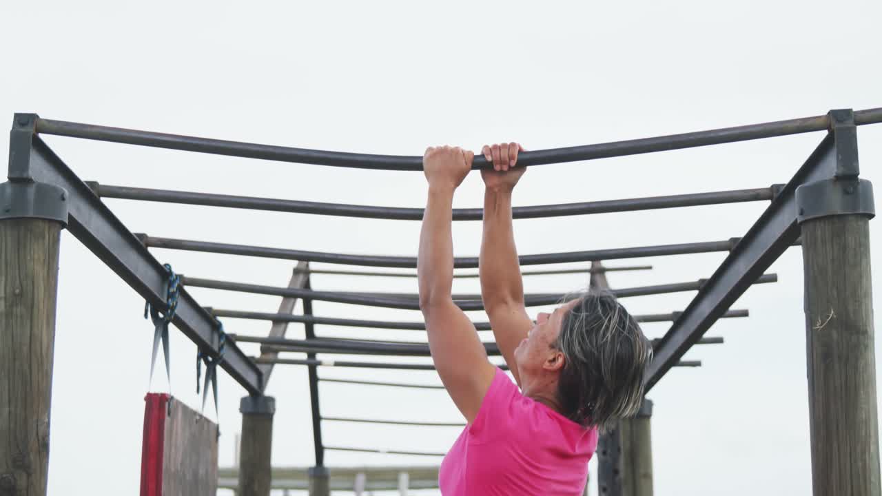 mujer caucásica haciendo ejercicio en el campamento de entrenamiento