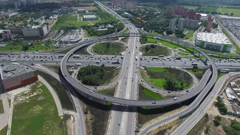 Intersección-De-Hojas-De-Trébol-Con-Vista-Aérea-Del-Paso-Elevado-Circular