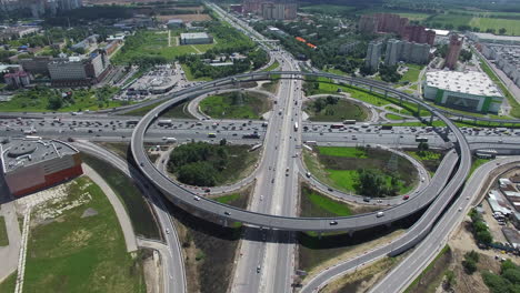 intersección de hoja de trébol con paso elevado circular vista aérea
