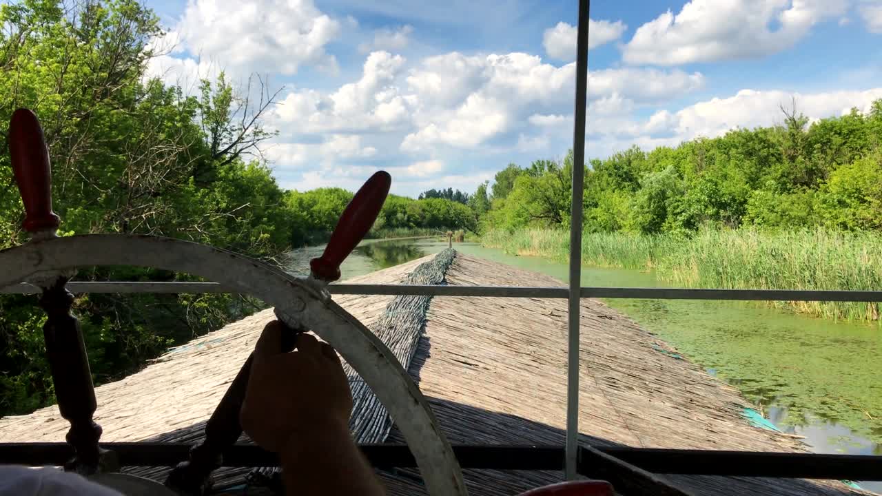 парусная лодка на болотистом озере