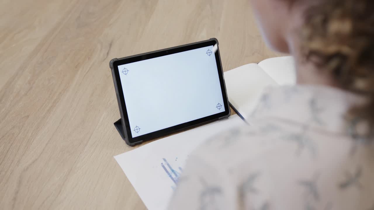 белая случайная бизнес-женщина делает видеозвонок с помощью планшета с копировальным пространством в офисе, замедленная съемка