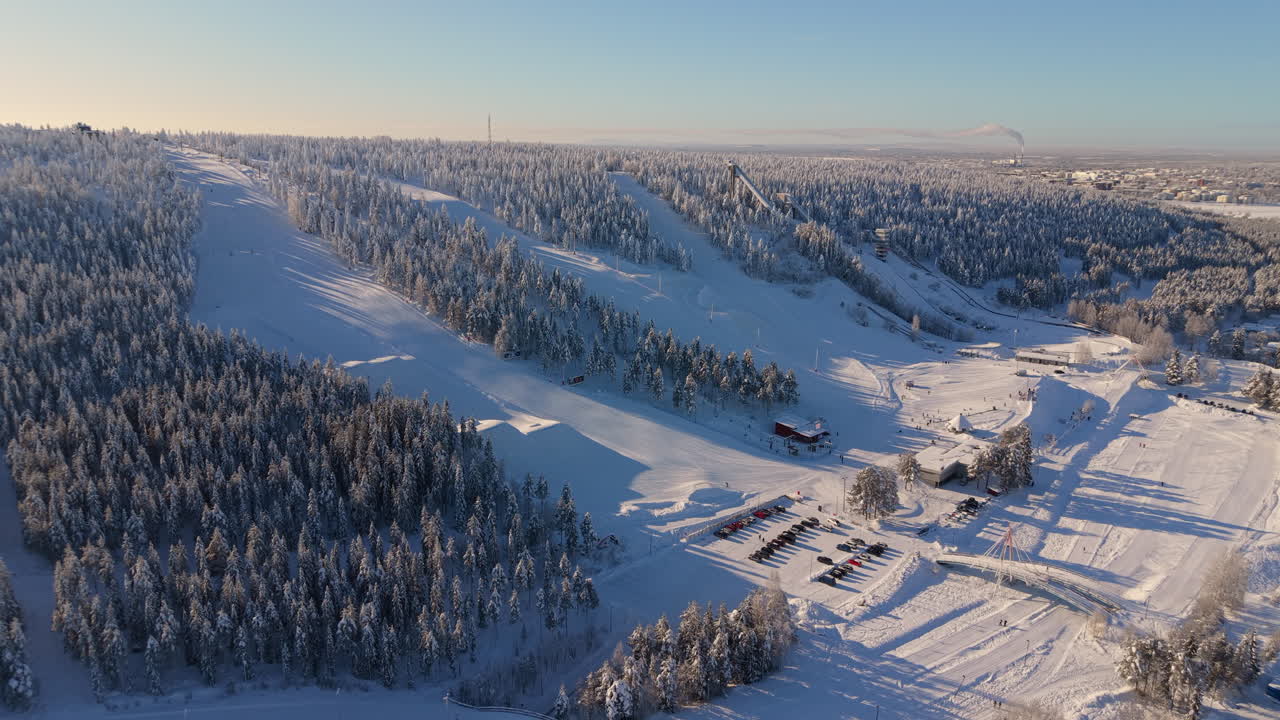 Luftopptak med dolly-innbevegelse av Ounasvaara skianlegg i Finsk Lappland om vinteren