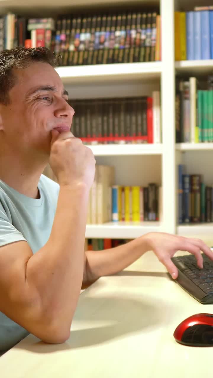 hombre escribiendo en la computadora