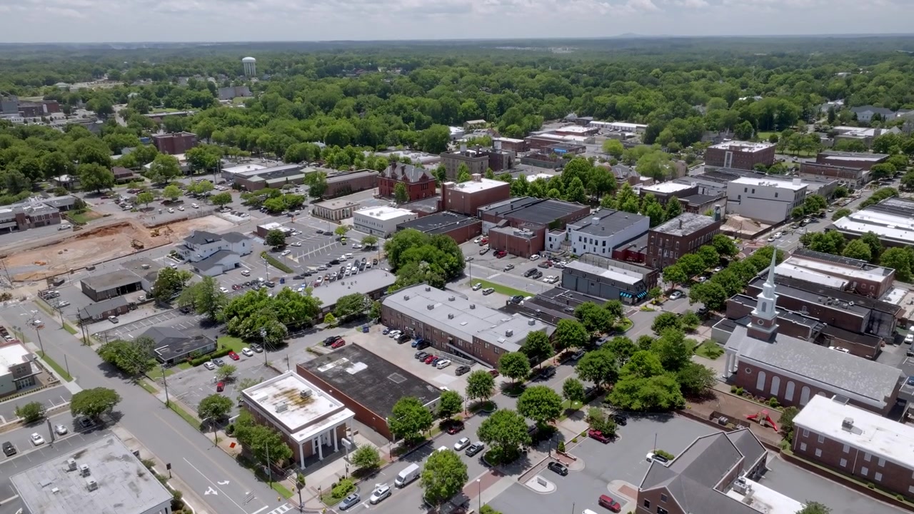 Centro di Statesville, Carolina del Nord con video drone in ascesa