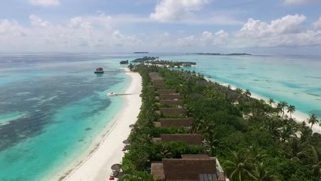 Drohne-Fliegt-über-Einer-Fülle-Von-Villen-Im-Dschungel-Malediven-Insel-Full-Hd