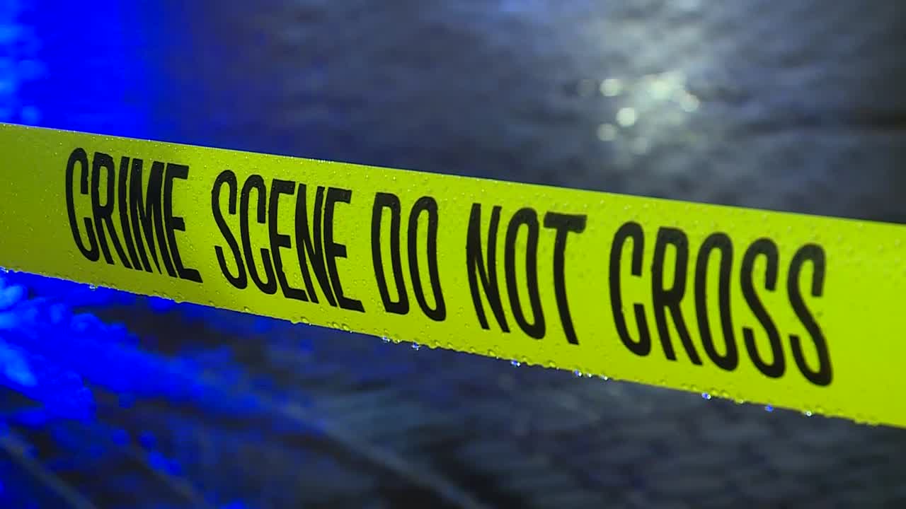 escena del crimen no cruce la cinta cu bajo la lluvia por la noche