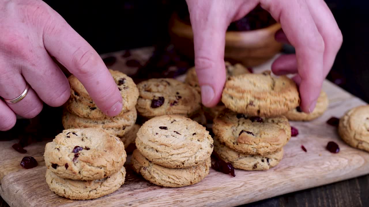 건조한 크랜베리와 함께 오트밀 쿠키를 보드에서 가져가기 위해