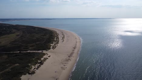 impresionante playa de arena clara en holanda, clima súper soleado