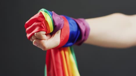 video de la mano del hombre caucásico con cinta del arco iris