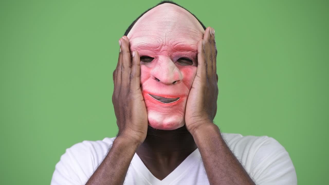 마스크를 쓰고 중손가락을 보여주는 젊은 아프리카인