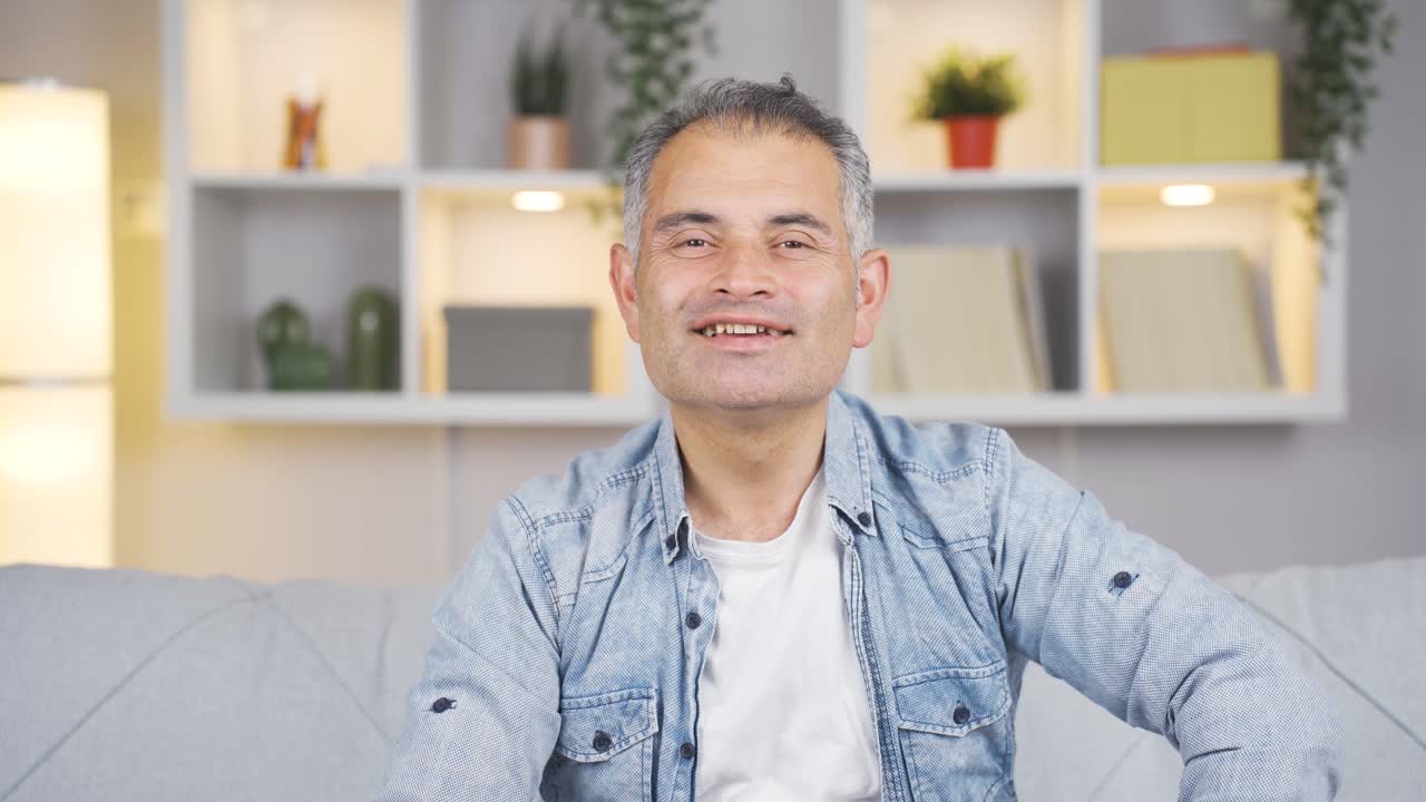 비디오 통화를 하는 남자.