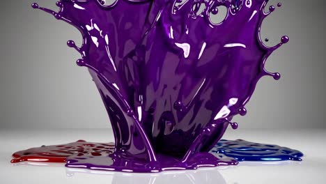 flujos dinámicos de pintura roja y azul que chocan intensamente, se fusionan y generan un patrón de salpicaduras púrpura vívido contra la superficie gris neutral, revelando la interacción de colores fluidos