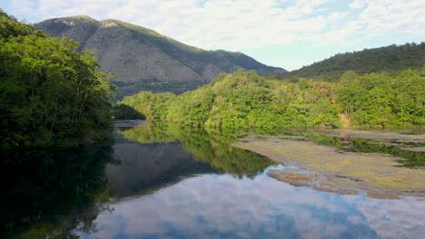 Idyllische-Naturlandschaft-Der-Blue-Eye-Springs-In-Albanien,-Luftaufnahme-Des-Blauen,-Klaren-Flusses-Im-Grünen-Tropenwald,-Albanische-Naturschönheit,-Urlaubsziel