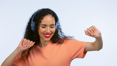 auriculares, baile y mujer feliz con música