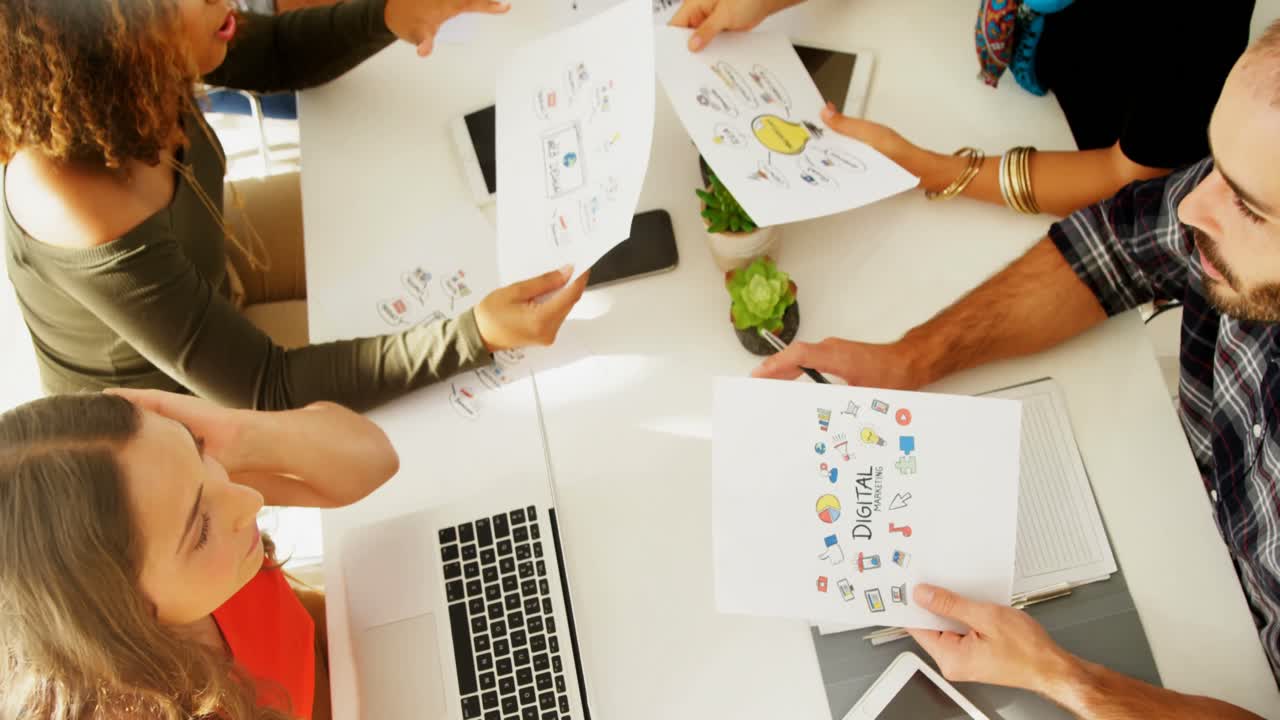 equipo de ejecutivos que interactúan entre sí mientras trabajan en la oficina