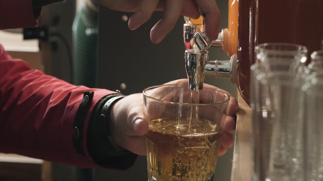 vertiendo una bebida