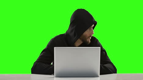 pirata informático que usa un portátil