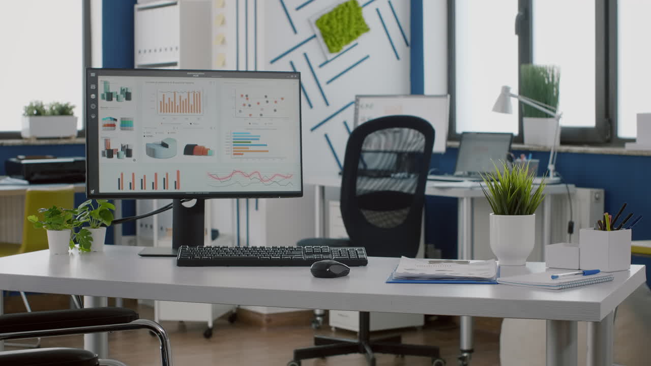 Schermo del computer con dati che elabora informazioni finanziarie