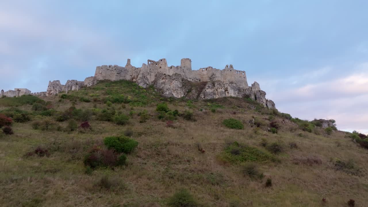 Naturskön bild av ett gammalt slott och mjuk morgonhimmel, Slovakien.
