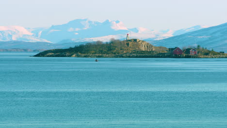 Toma-Cinematográfica-De-Un-Faro-En-Las-Islas-Lofoten,-Noruega