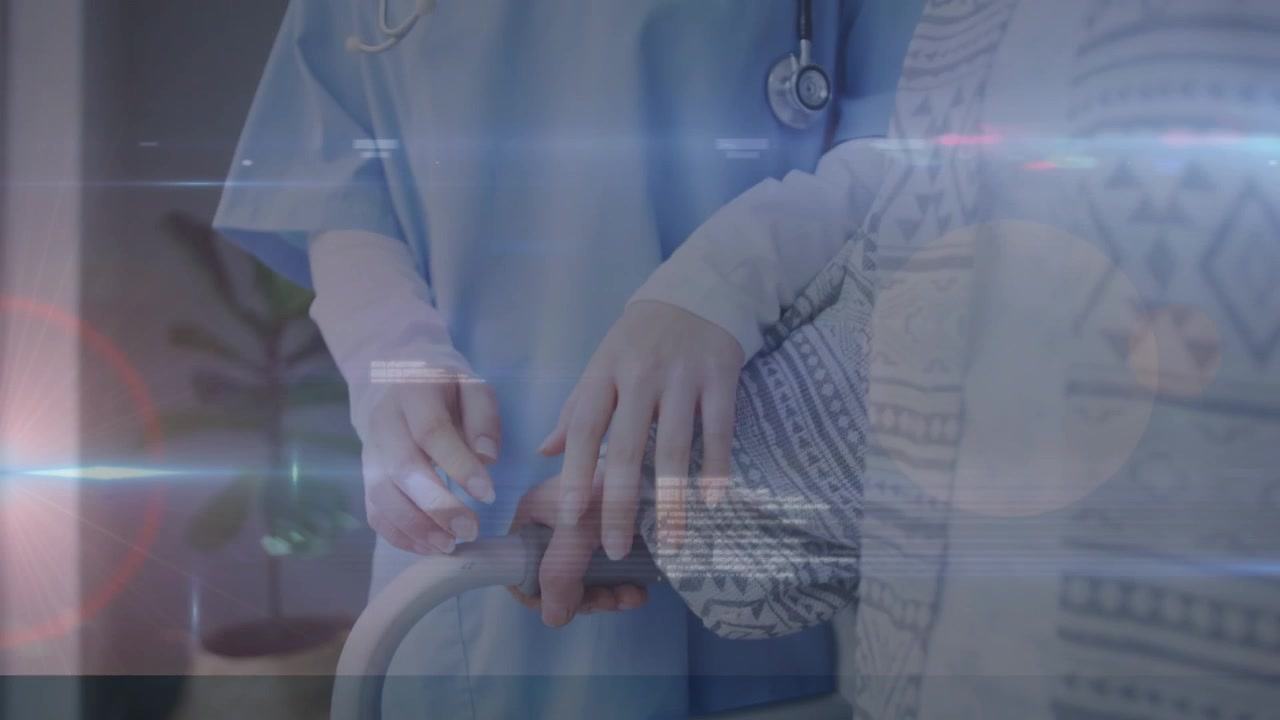 Helsepersonell assisterer eldre pasient med digitalt overlegg.
