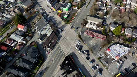 Luftaufnahme-Des-Verkehrs-Auf-Der-Kingsway-Durchgangsstraße-In-Vancouver,-BC,-Kanada