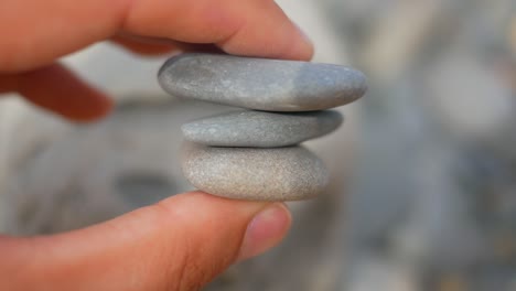 piedras de mar en las manos de un hombre